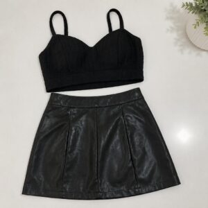 1 peça cropped preto + 1 saia de couro preta